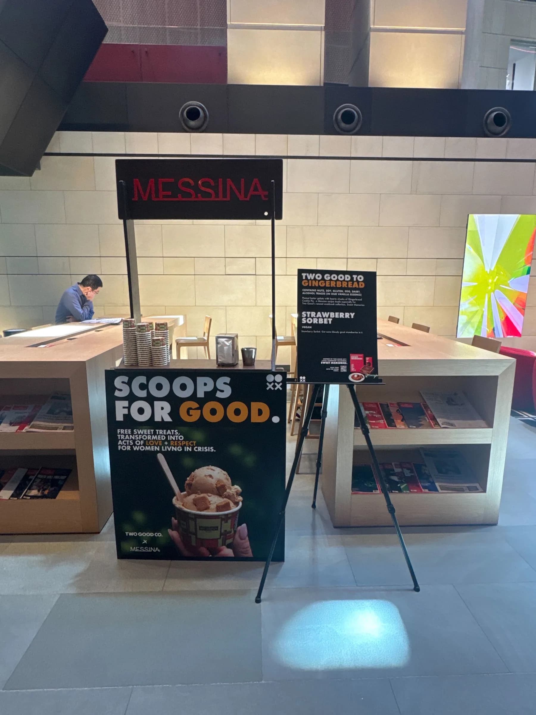 Small gelato stand — photo 4 of 5