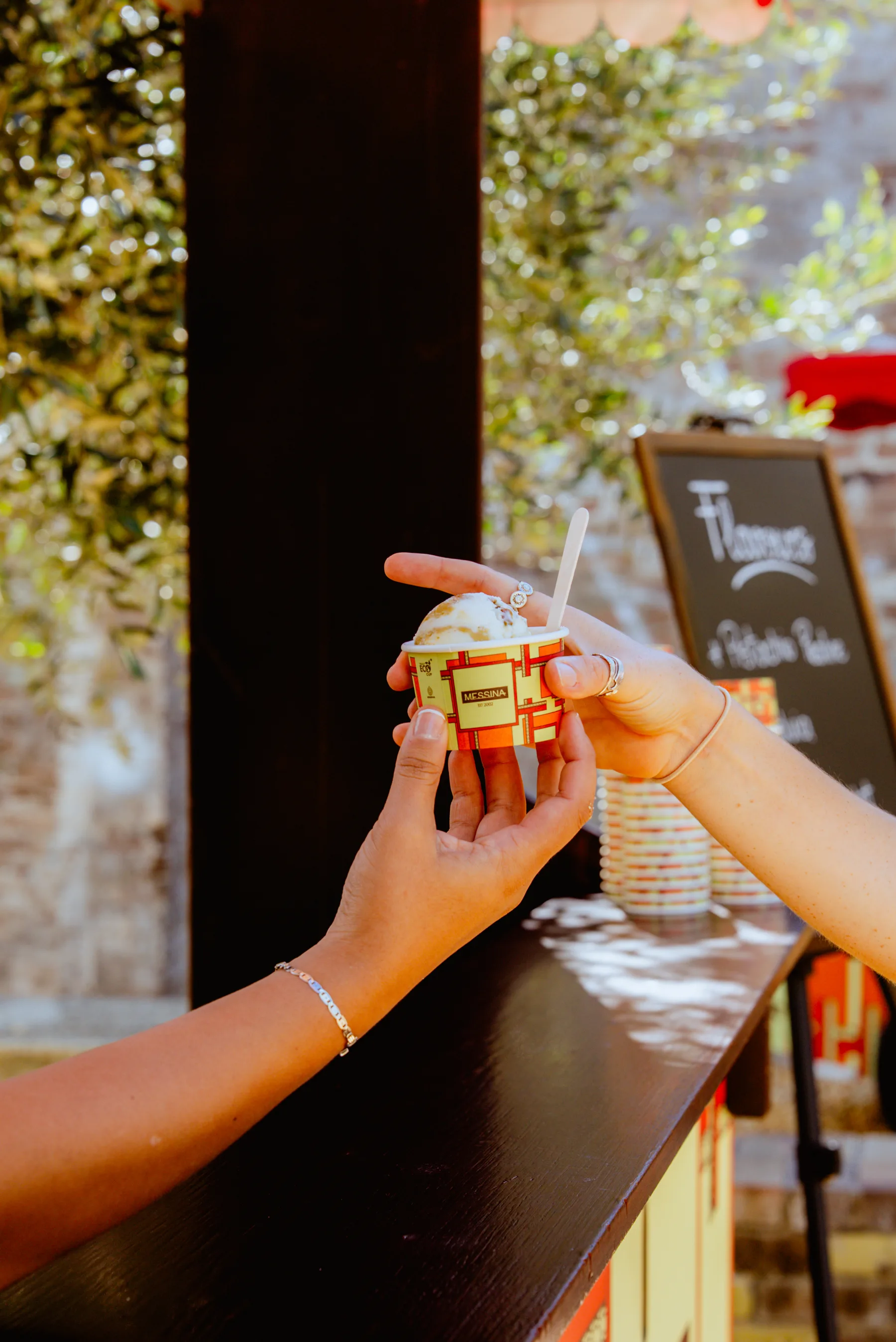 Large gelato stand — photo 2 of 4